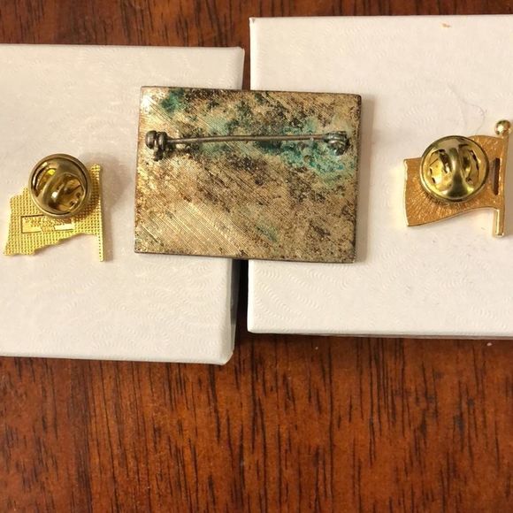 Vintage Three US Flag pins - Picture 5 of 9